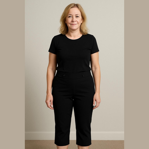 Soho Apparel Limited black pull on stretch capris, size Small Petite, Like New